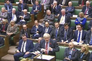 英國首相約翰遜在議會下院發言。（圖源：互聯網）