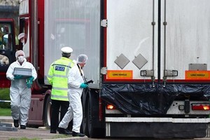 警方勘察發現了39具遺體的集裝箱內。（圖源：路透社）