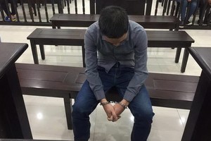 被告人阮文維在庭審過程中一直低著頭表現無限懊悔。（圖源：晉源）