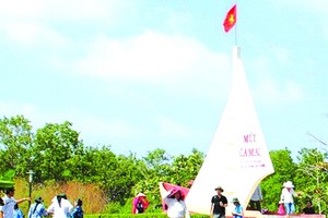 遊客在國家里程碑標碼的GPS 0001和帆船地標處拍照。（圖源：美嘯）