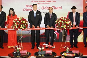 政府總理阮春福（左三）在泰國出席新航線開通儀式。（圖源：光孝）