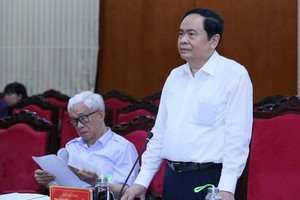 黨中央書記、越南祖國陣線中央委員會主席陳清敏（站立者）在會議上發言。（圖源：越通社）