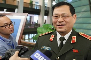 乂安省公安廳廳長阮友求接受記者採訪時稱，乂安省公安部門已抓獲8名組織人員非法偷渡英國的犯罪嫌疑人。（圖源：燕青）