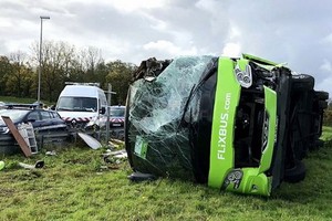 法國遊覽車翻覆 33人受傷。（圖源：Getty Images）