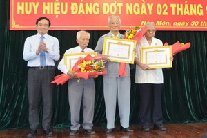 市委常務副書記陳留光向福門縣黨部黨員頒授黨齡紀念章。（示意圖源：市黨部新聞網）