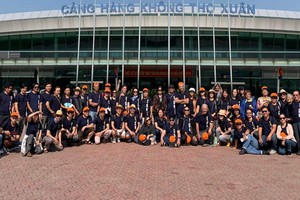 溯源團友在壽春機場合照。