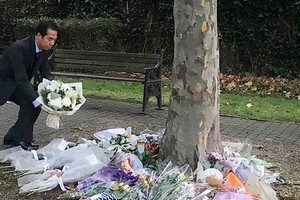 外交部副部長蘇英勇向39名在埃塞克斯郡罹難者致送鮮花哀悼。（圖源：外交部）