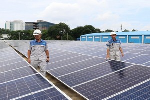 SWIC員工在檢查屋頂上的太陽能系統。