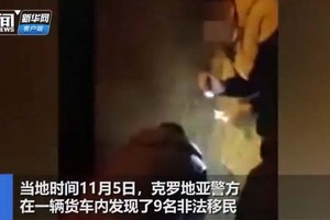 當地時間5日，克羅地亞警方在一輛貨車內發現了9名非法移民。（圖源：新華網視頻截圖）