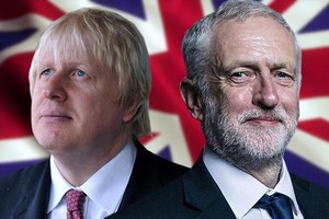 英首相約翰遜與工黨領袖科爾賓（右）將展開激烈交鋒。（圖源：互聯網）