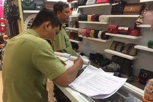 檢查團對西貢廣場商業中心進行贗品、冒牌貨與私貨突擊總檢查。（圖源：阮海）