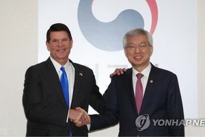 韓國外交部第二次官李泰鎬（右）和美國國務院主管經濟事務的副國務卿克拉奇在韓美第四次戰略經濟對話前握手合影。（圖源：韓聯社）