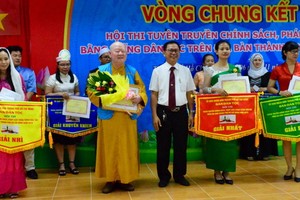 市民族處副主任曾錦榮(前排右三)向贏得佳績的考生頒獎。