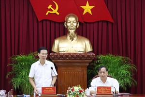 中央宣教部長武文賞（左）在會議上發言。（圖源：越通社）