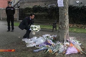 外交部副部長蘇英勇向遇難者獻花。（圖源：越通社）