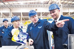 議會解散後英國首相約翰遜（右二）馬不停蹄開始選舉造勢活動。（圖源：歐洲時報）