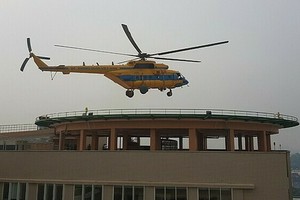 Mi 171號救護直升機即將降落在震傷矯形院大廈停機坪上的瞬間畫面。（圖源：黎芳）