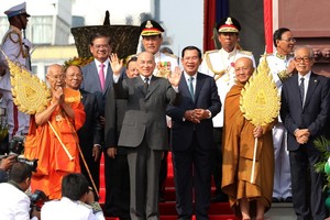 11月9日，在柬埔寨首都金邊，柬埔寨國王西哈莫尼（中左）和首相洪森（中右）出席獨立66週年慶祝活動。（圖源：新華社）