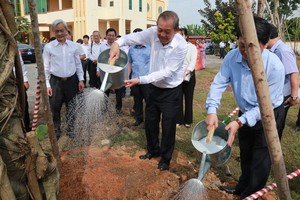 張和平副總理在新潮村植樹。（圖源：越通社）