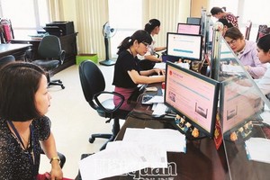 民眾在稅務局辦理稅務手續。