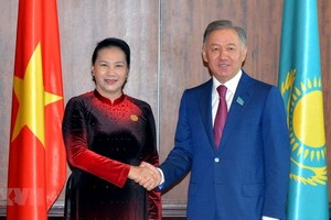國會主席阮氏金銀（左）在IPU-140大會間隙與哈薩克斯坦共和國眾議院議長努爾蘭‧尼格馬圖林會晤。（圖源：越通社）