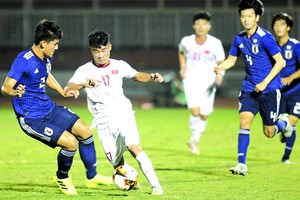 越南隊(白衣)與日本隊比賽一瞥。（圖源：互聯網）