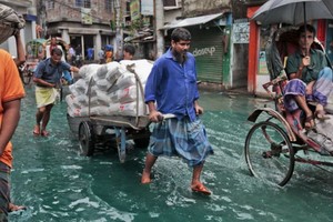 孟加拉國首都達卡也受到颶風過後的影響。（圖源：AP）
