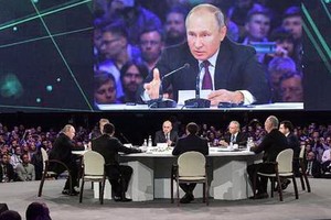 11月9日，在俄羅斯莫斯科，俄羅斯總統普京（台上左一）在出席“人工智能之旅”國際會議時講話。（圖源：互聯網）