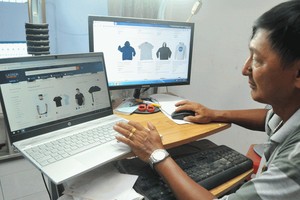 消費者網購服裝。