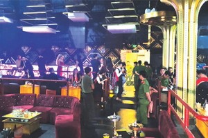 職能力量對Q Lounge酒吧進行突擊檢查時現場。（圖源：互聯網）