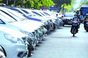 本市有多條街道實行停車收費。