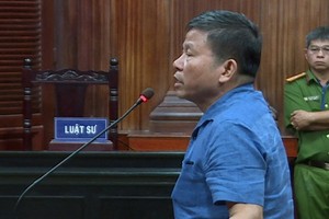 被告人朱文嵌在庭審上答法官問案。（圖源：誠鐘）