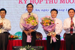 黃義孝（左二）及裴廷隆（右二）等二位同志獲贈鮮花祝賀出任乂安省人委會副主席職務。（圖源：維誠）