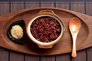 吃芝麻糙米飯雖說有益心血管健康，但飲食營養要均衡，攝入足夠的熱量、蛋白質、維生素和礦物質。（示意圖源：田升）