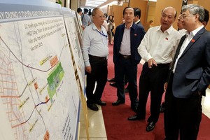 國會代表觀看隆城機場建設圖。（圖源：玉顯）