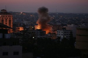 當地時間2019年11月12日，加沙地帶，以色列戰機空襲邊境地區，現場濃煙滾滾。（圖源：互聯網）