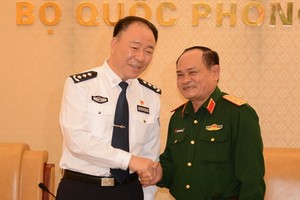 越南人民軍副總參謀長阮方南上將（右）接見中國移民管理局副局長趙昌華同志。（圖源：梅源）