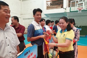 組委會向參賽團隊贈送紀念錦旗。