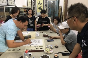 韓國書法愛好者正欣賞林漢城書法揮毫。