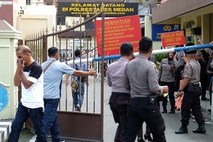 爆炸發生後，警方在警察局門口站崗。（圖源：路透社）