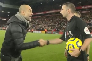 瓜迪奧拉賽後找裁判握手。（圖源：互聯網）