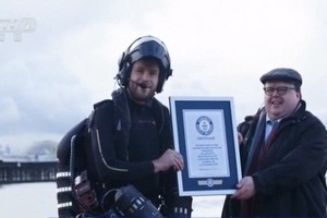 吉尼斯世界紀錄認證官向理查德‧布朗寧頒發證書。（圖源：CCTV視頻截圖）