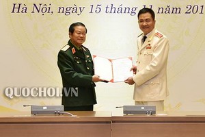 黨中央委員、國會副主席杜伯巳大將（左）向國防安全委員會常務委員阮明德少將頒發國會的國防安全委員會副主任職務的第808號《決議》。（圖源：Quochoi.vn）