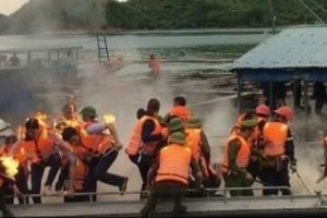 執行公務力量團隊遭人投擲汽油彈，數名公務員被擊中，瞬間竄出火舌，連忙跳下水滅火。（圖源：文德）