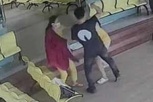 圖片中顯示，一名被認為是 beCar 司機的男子在毆打一名女子。（圖源：監控視頻截圖）