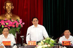 中央組織部長范明政（中）在永隆省第十次黨部大會上發言。（圖源：越通社）