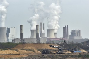 這是2014年4月3日在德國西部格雷文布羅赫市附近拍攝的一座發電廠的資料照片。（圖源：AP）