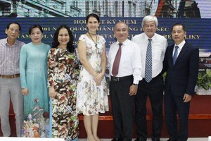 捷克駐越領事Dana Eltomova（中）同與會代表合照