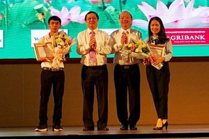 組委會向比賽得獎者頒發獎狀。（圖源：德祿）