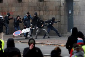 當地時間11月16日，巴黎街頭，蒙面示威者打砸店鋪。（圖源：視覺中國）